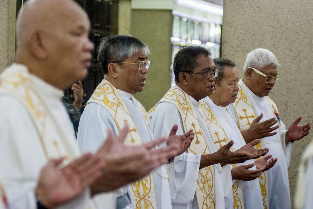 Elderly Priests Battle Loneliness While Maintaining Their Faith - Licas 